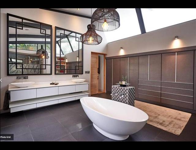 6 BEDROOM HOUSE FOR SALE IN WATERFALL